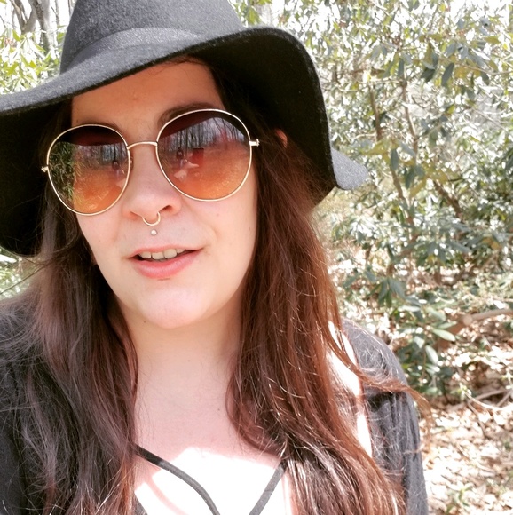 Meet your Posher, Heather - Picture 1 of 3